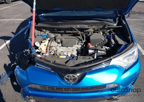 2017 Toyota Rav4 Le z USA, uszkodzony, nr VIN JTMZFREV8HJ131262